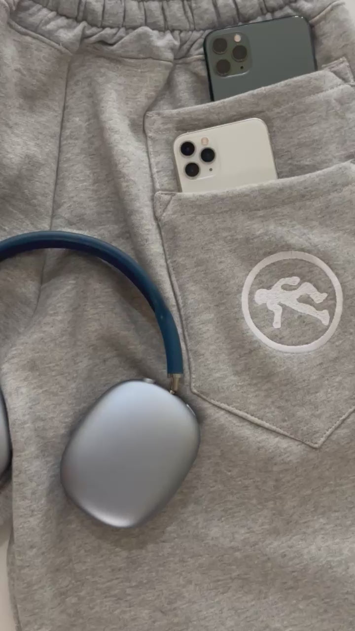 “STENOGRAPH” SWEAT SHORTS.